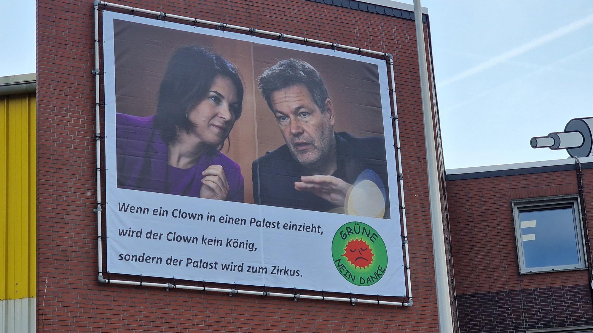 Annalena Baerbock und Robert Habeck sind auf einem Plakat an einer Fassade abgebildet.