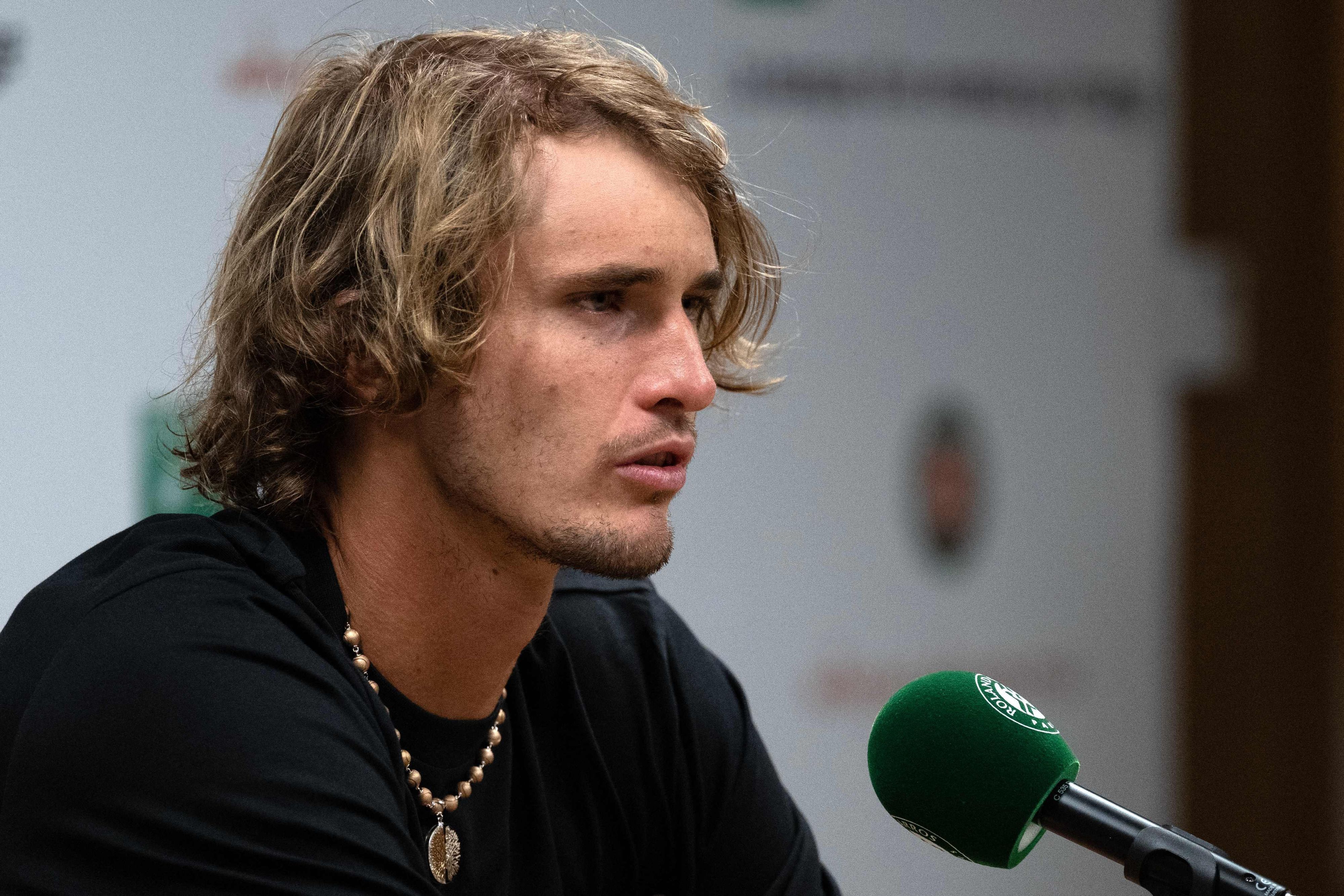 Alexander Zverev spricht auf der Pressekonferenz nach seinem Achtelfinal-Triumph.