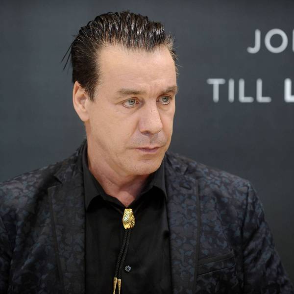 Rammstein-Sänger Till Lindemann, hier bei der Frankfurter Buchmesse 2017, sieht sich seit Wochen schweren Vorwürfen ausgesetzt.