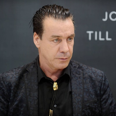 Rammstein-Sänger Till Lindemann, hier bei der Frankfurter Buchmesse 2017, sieht sich seit Wochen schweren Vorwürfen ausgesetzt.