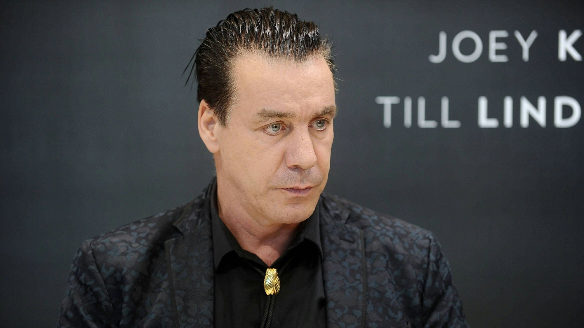 Rammstein-Sänger Till Lindemann, hier bei der Frankfurter Buchmesse 2017, sieht sich seit Wochen schweren Vorwürfen ausgesetzt.