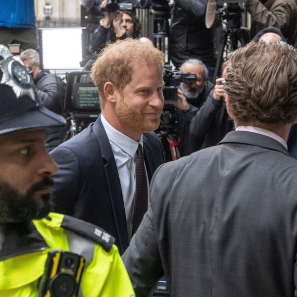 Prinz Harry (M), Herzog von Sussex, trifft vor dem High Court in London ein.
