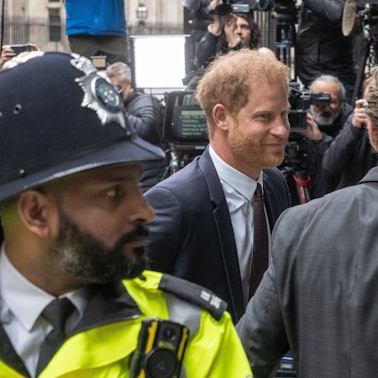 Prinz Harry (M), Herzog von Sussex, trifft vor dem High Court in London ein.