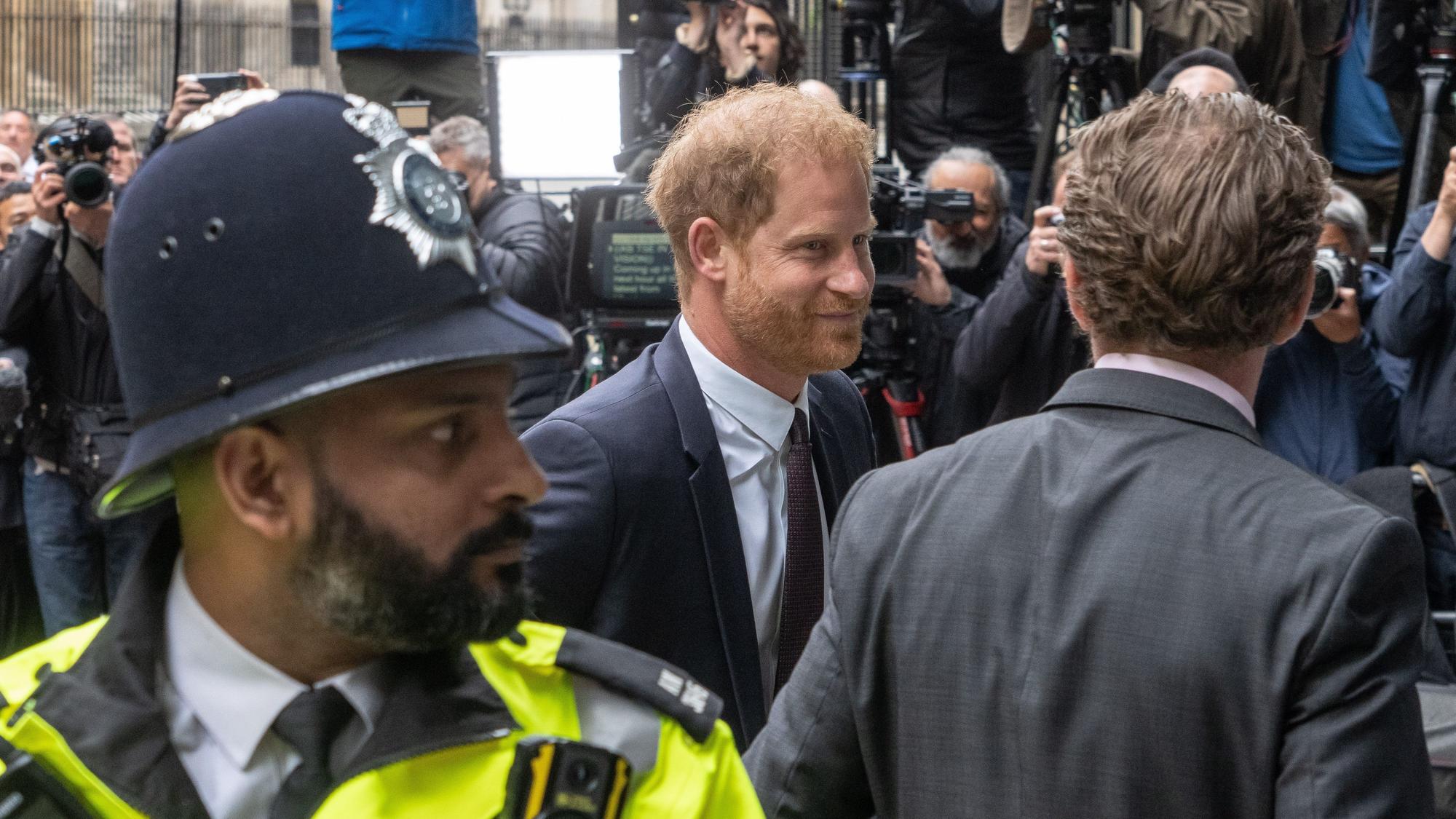 Prinz Harry (M), Herzog von Sussex, trifft vor dem High Court in London ein.