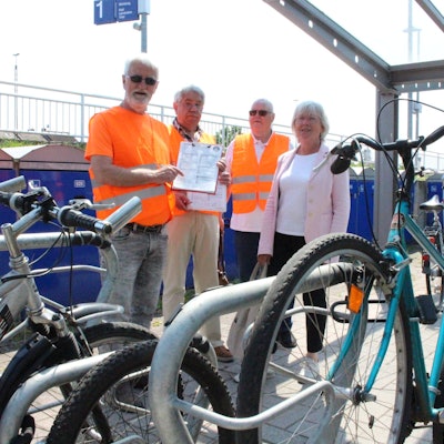 Mitglieder des Auto Clubs Europa testen die P&R-Plätze in der Stadt Euskirchen.