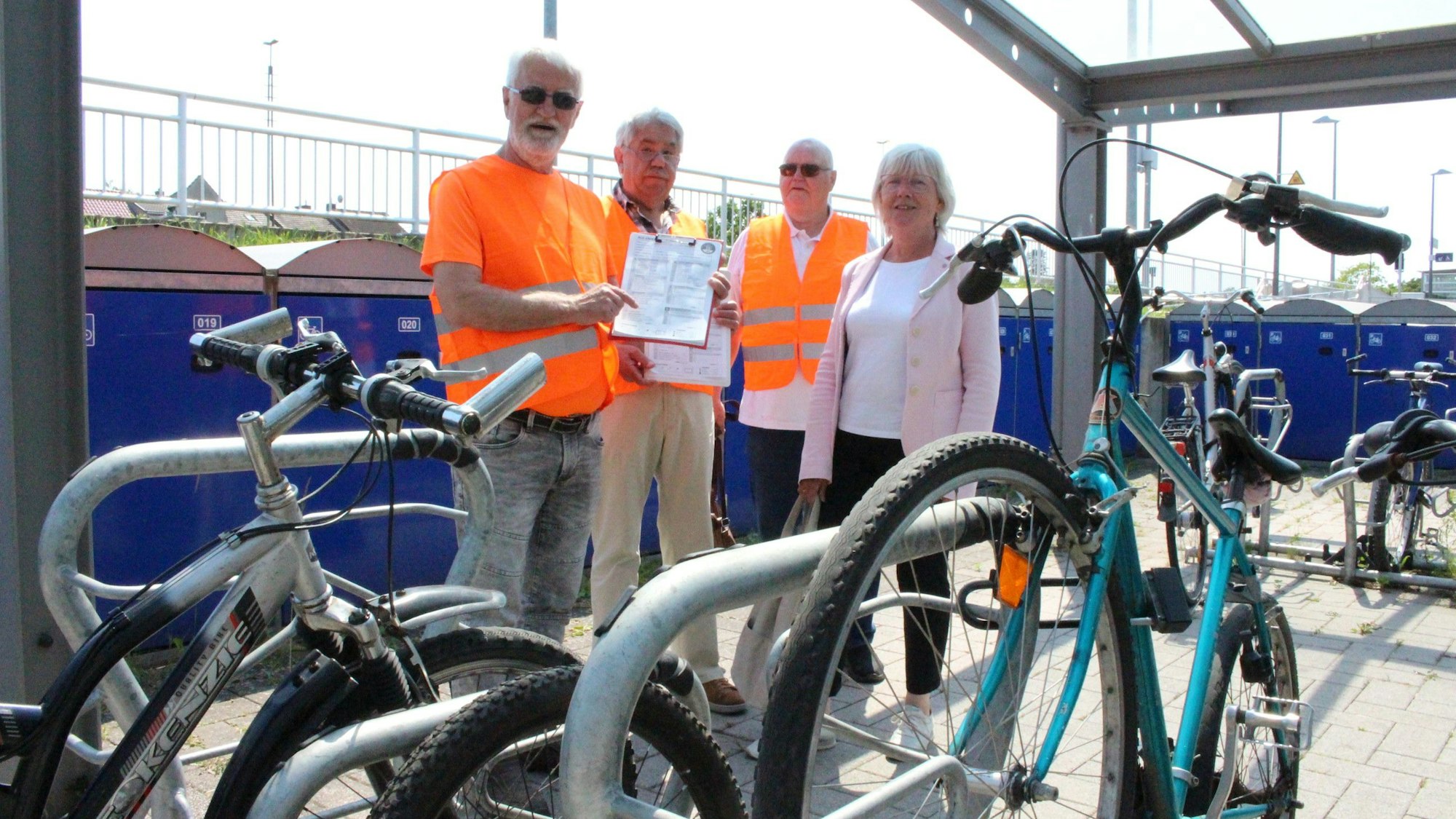 Mitglieder des Auto Clubs Europa testen die P&R-Plätze in der Stadt Euskirchen.