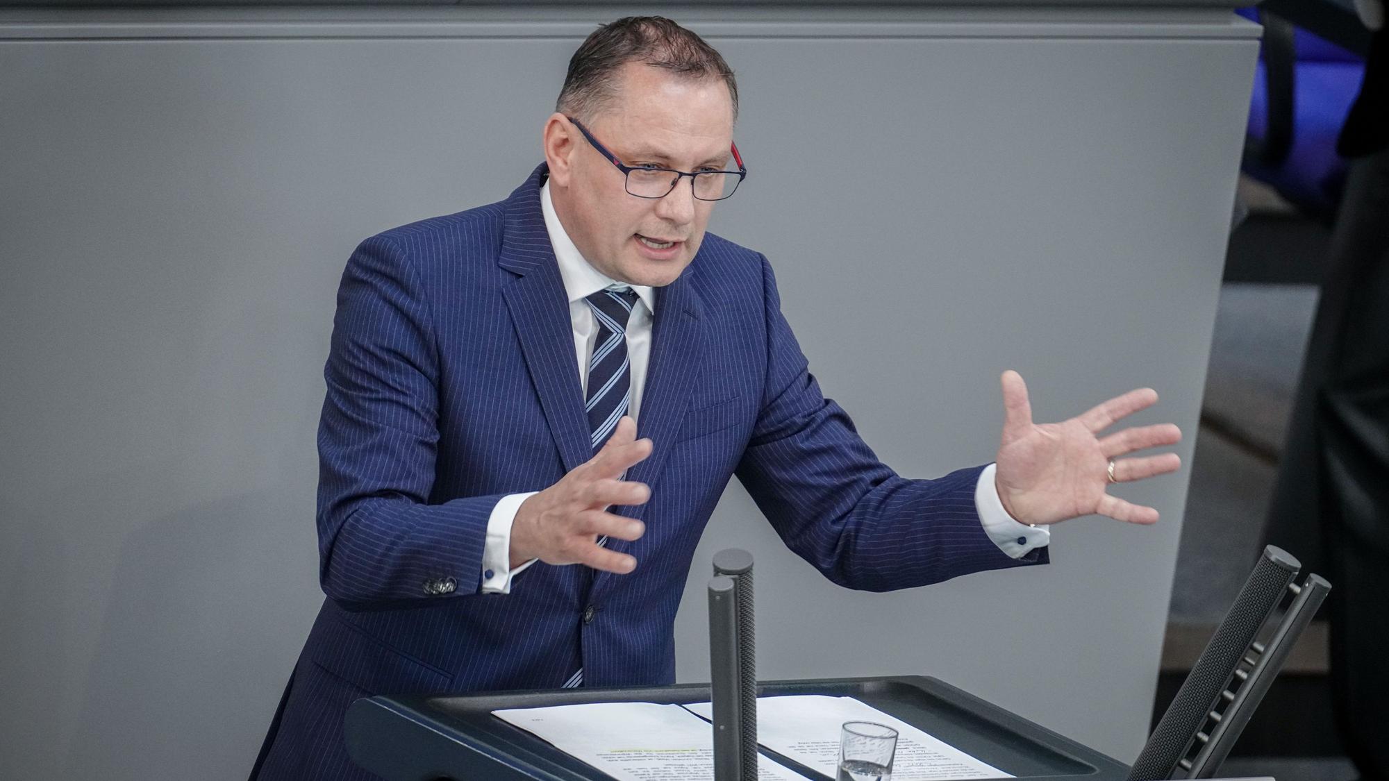 Tino Chrupalla, AfD-Bundesvorsitzender und Fraktionsvorsitzender der AfD, spricht bei der Sitzung des Bundestags.
