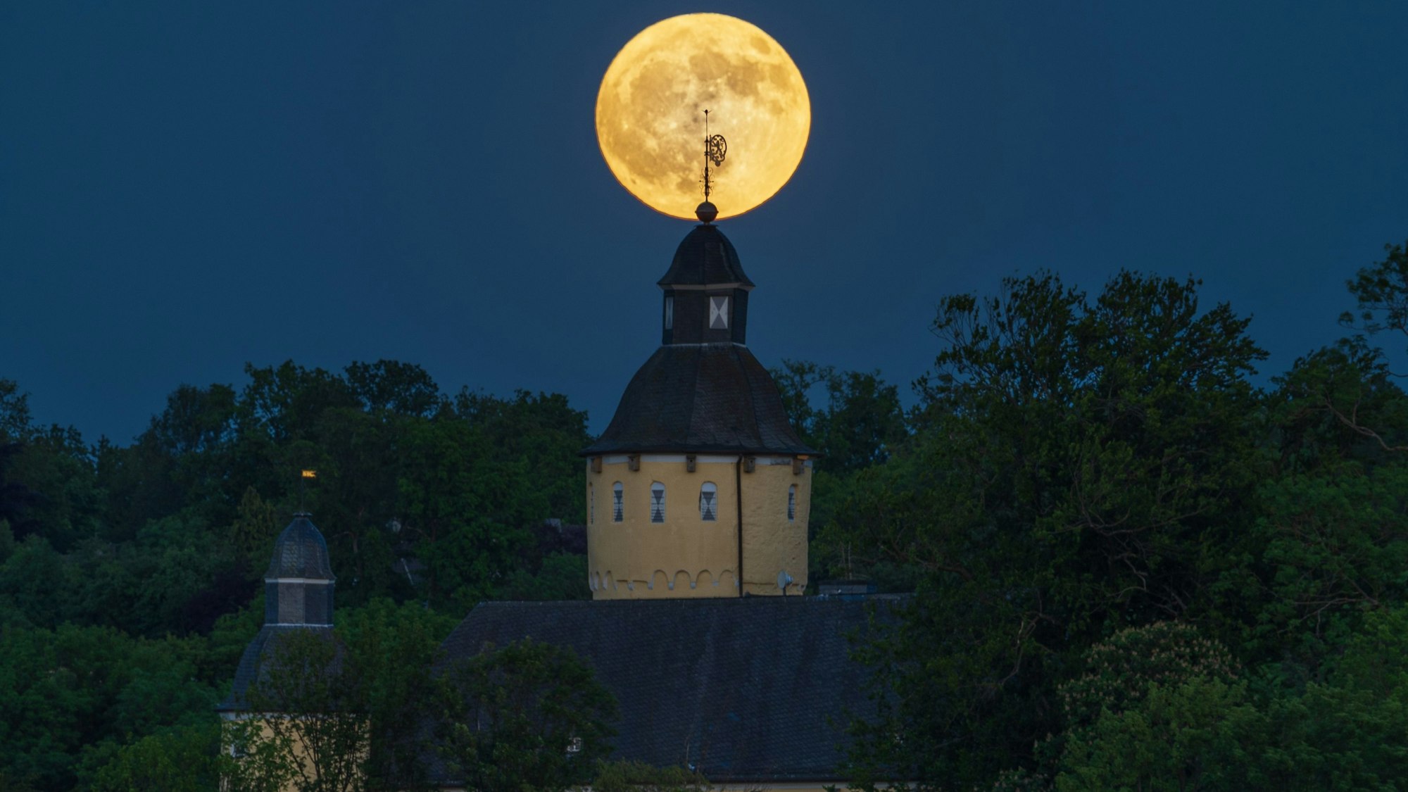 Der Mond über Schloss Homburg, von Huppicheroth aus aufgenommen.