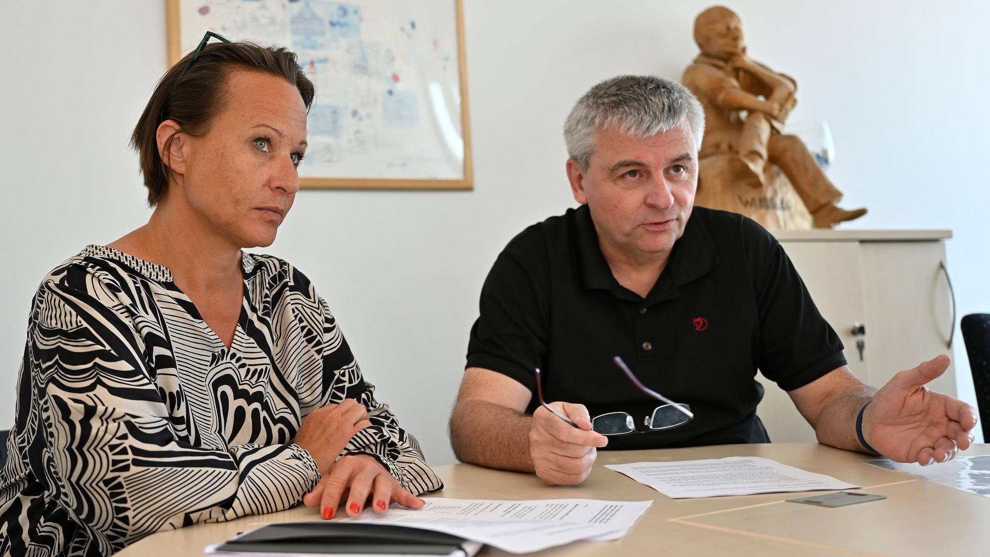 Markus Kerckhoff und Nicola Henselmann sitzen an einem Tisch.