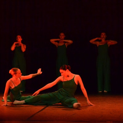 Tänzerinnen der Tanzschule CO-LEG aus Euskirchen bei einer Aufführung von Vivaldis "Die vier Jahreszeiten".