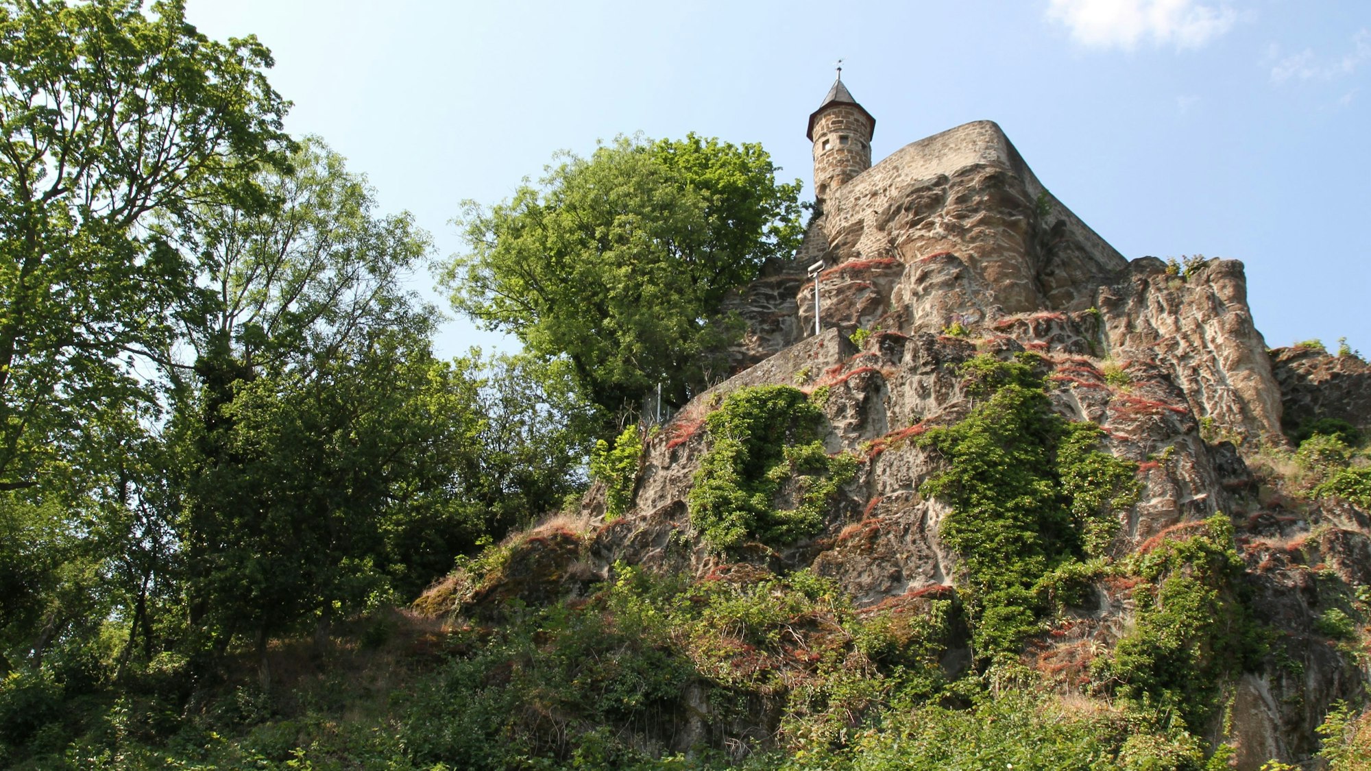 Michaelsberg in Siegburg, Südseite, mit Johannistürmchen.