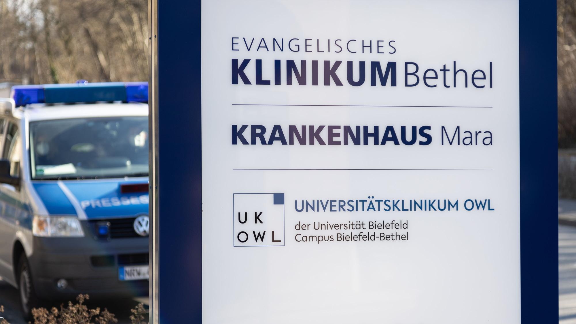 Ein Fahrzeug der Polizei steht an einem Gebäude der Geschäftsführung vom Evangelischen Klinikum Bethel.