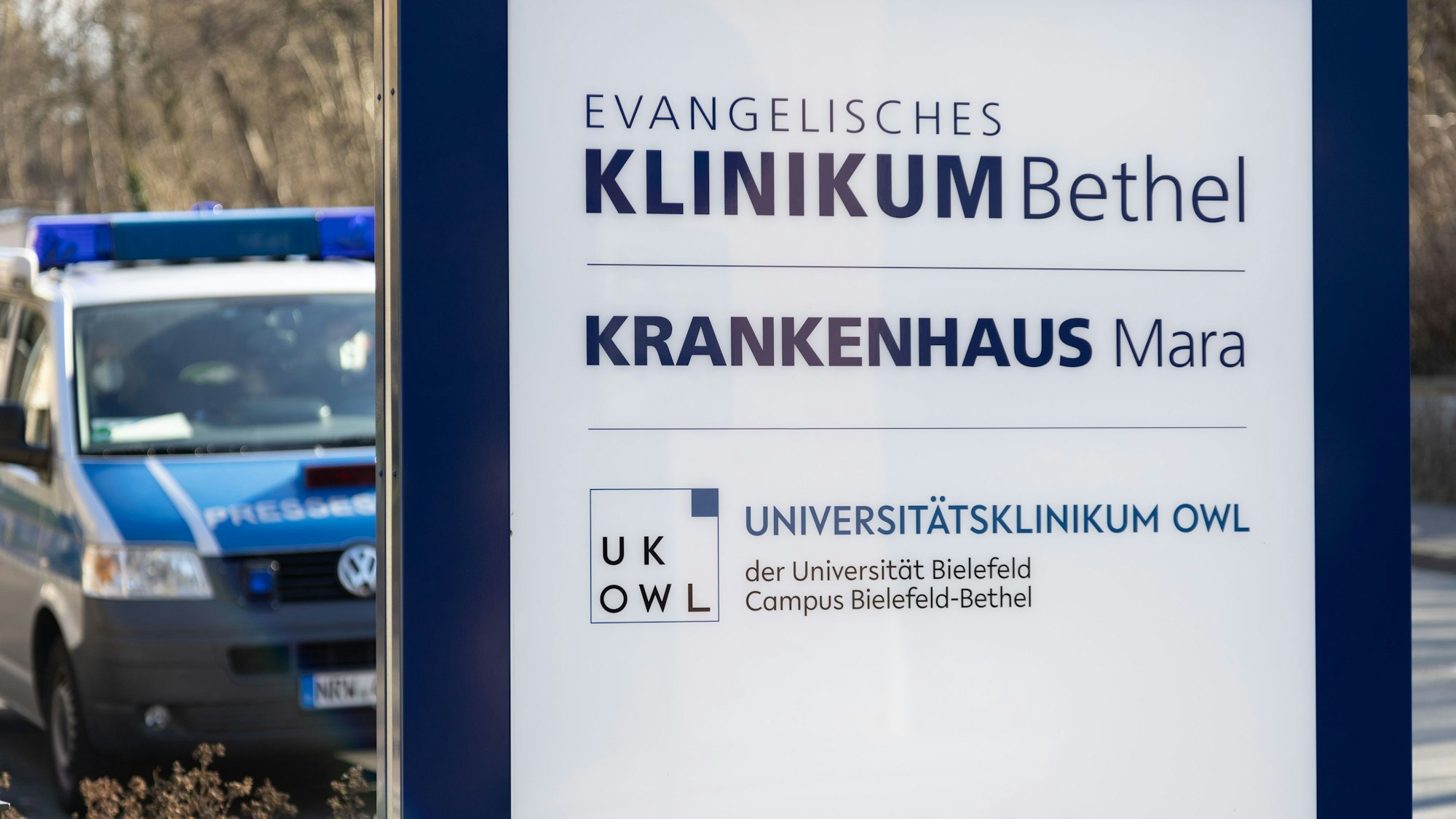 Ein Fahrzeug der Polizei steht an einem Gebäude der Geschäftsführung vom Evangelischen Klinikum Bethel.