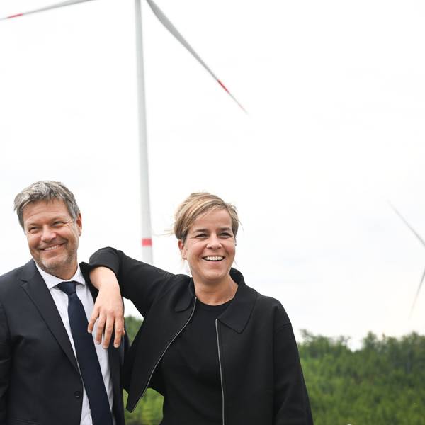 06.06.2023, Nordrhein-Westfalen, Bad Berleburg: Robert Habeck (l), Bundeswirtschaftsminister, und NRW-Wirtschaftsministerin Mona Neubaur (beide Grüne), scherzen vor Windrädern zur Stromerzeugung. Die Wittgenstein Gruppe sowie der Landesverband Erneuerbare Energien NRW nehmen den seit Herbst 2022 bestehenden Wald-Windpark Arfeld mit vier Windrädern offiziell in Betrieb. Foto: Federico Gambarini/dpa +++ dpa-Bildfunk +++