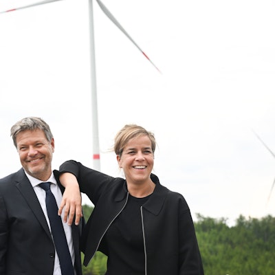 06.06.2023, Nordrhein-Westfalen, Bad Berleburg: Robert Habeck (l), Bundeswirtschaftsminister, und NRW-Wirtschaftsministerin Mona Neubaur (beide Grüne), scherzen vor Windrädern zur Stromerzeugung. Die Wittgenstein Gruppe sowie der Landesverband Erneuerbare Energien NRW nehmen den seit Herbst 2022 bestehenden Wald-Windpark Arfeld mit vier Windrädern offiziell in Betrieb. Foto: Federico Gambarini/dpa +++ dpa-Bildfunk +++