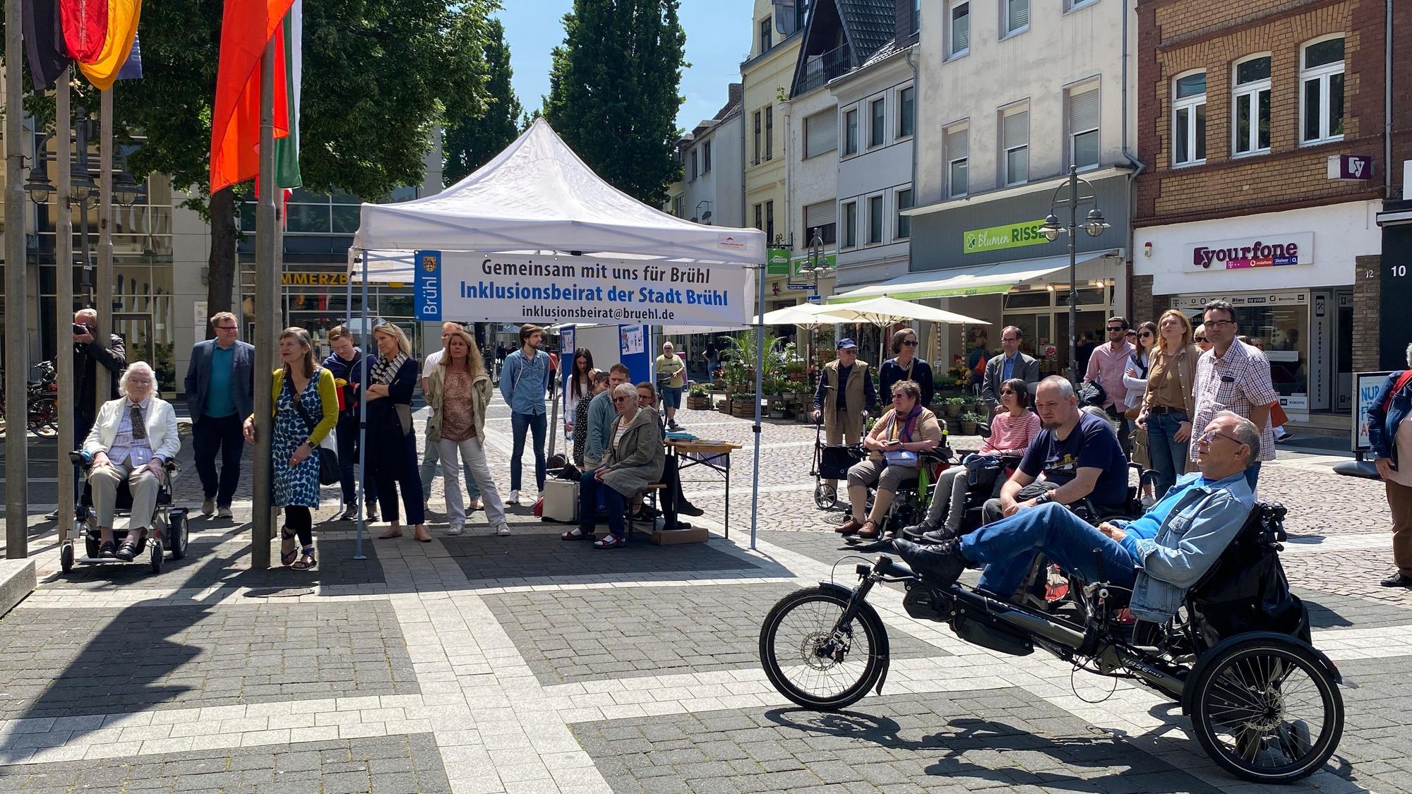Inklusionsbeirat der Stadt Brühl an einem Stand in der Innenstadt.