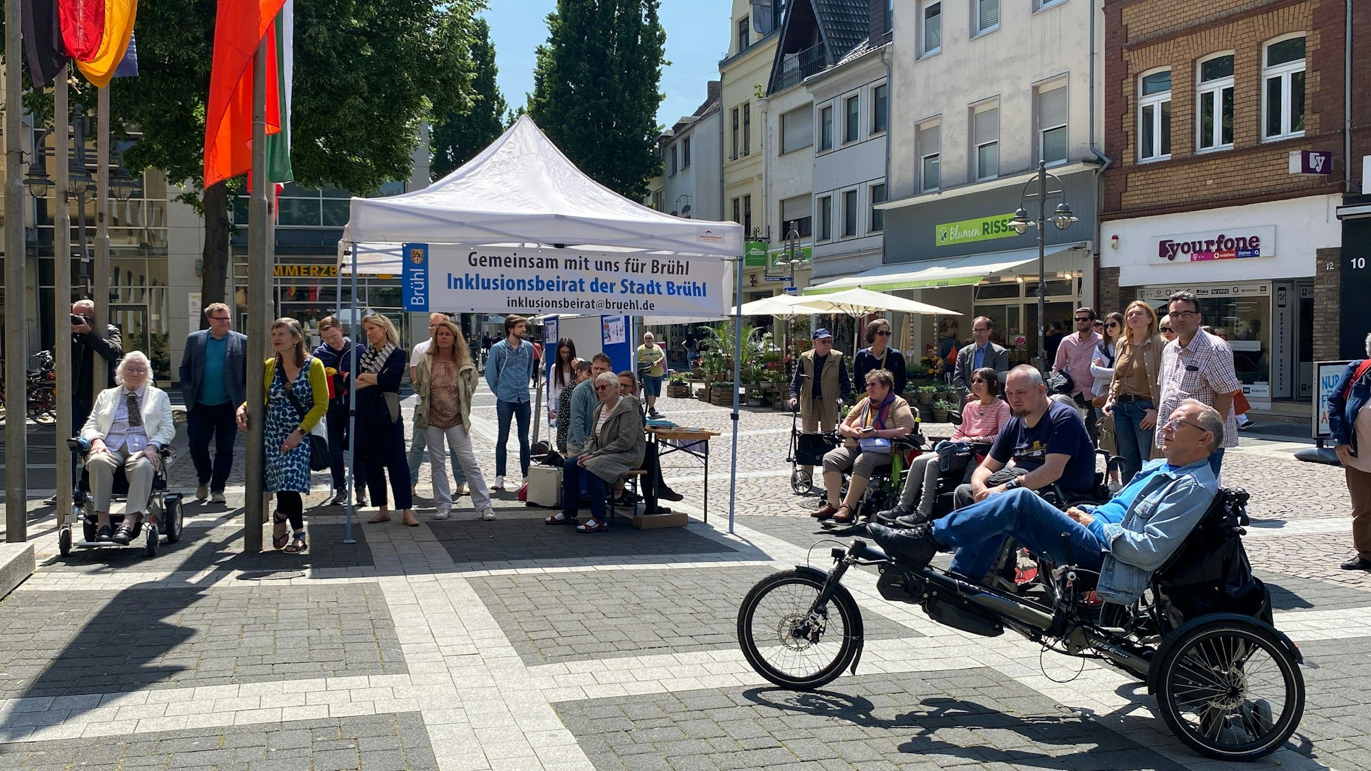 Inklusionsbeirat der Stadt Brühl an einem Stand in der Innenstadt.