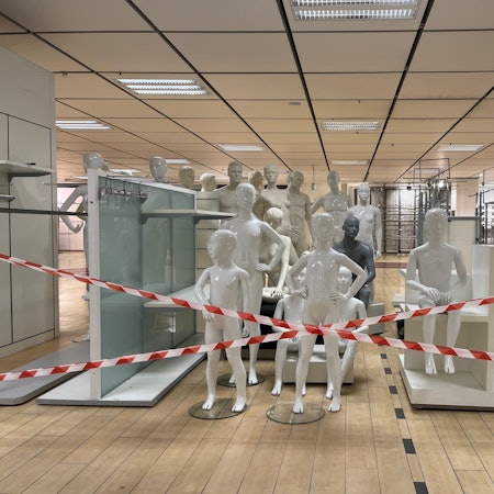 Puppen ohne Bekleidung in der ehemaligen Sportabteilung