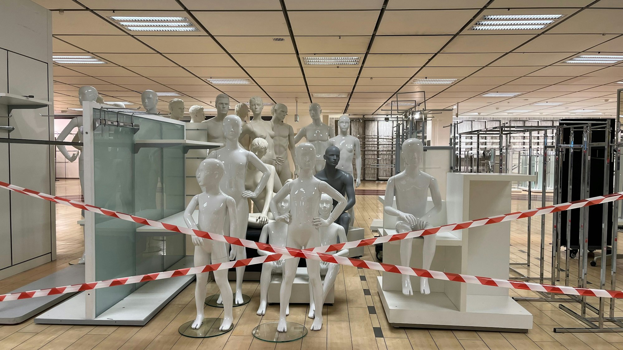 Puppen ohne Bekleidung in der ehemaligen Sportabteilung