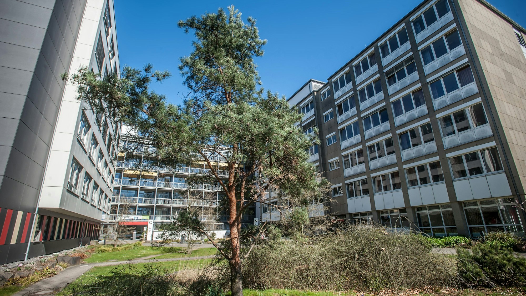 Die Front des Klinikums in Leverkusen-Schlebusch.