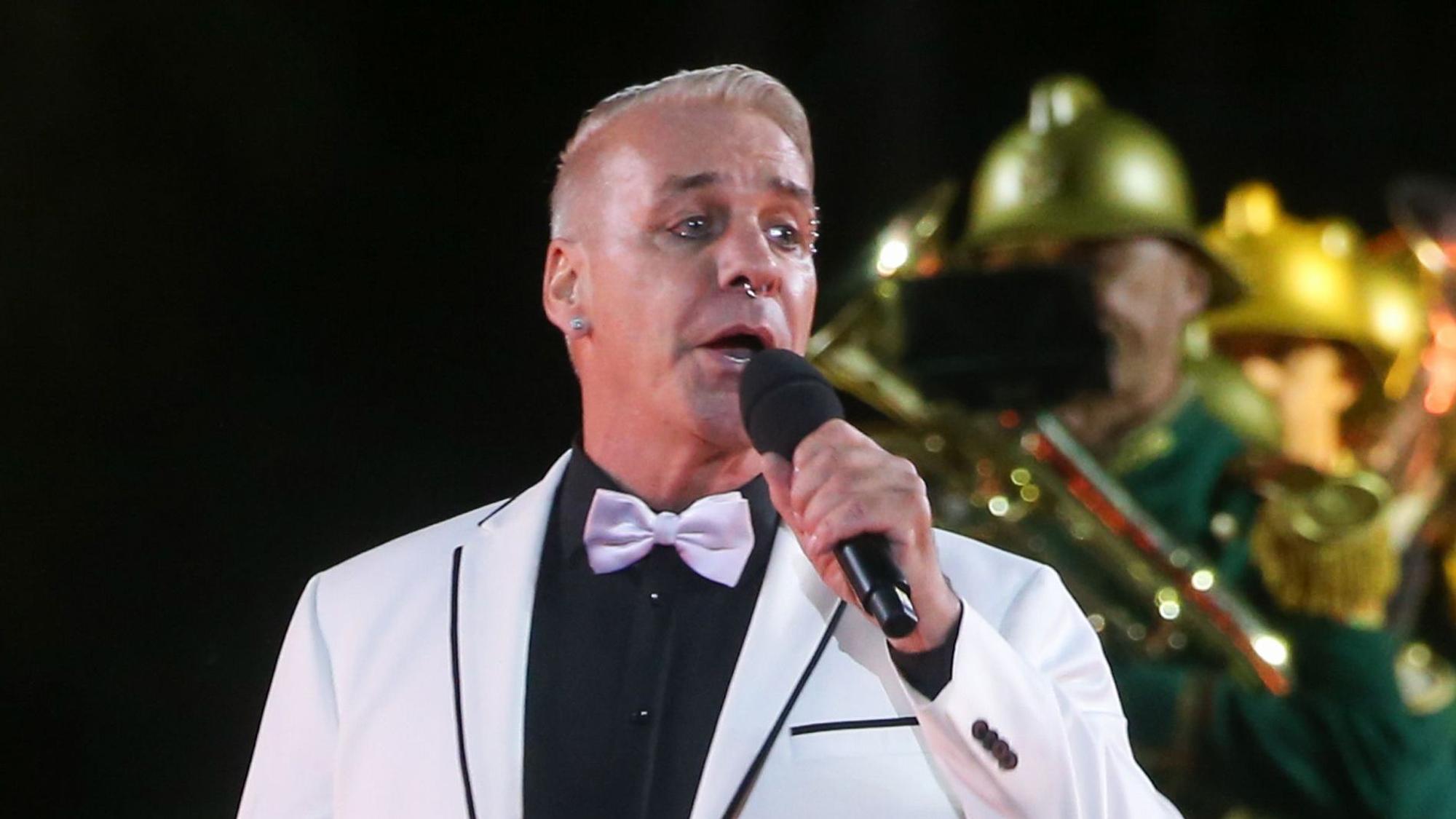 Till Lindemann, Sänger der deutschen Rockband Rammstein, tritt beim Spasskaya Tower Military Music Festival auf dem Roten Platz auf. (zu dpa «Rammstein goes Glamour - Harte «Zick Zack»-Riffs zur Schönheits-OP») +++ dpa-Bildfunk +++