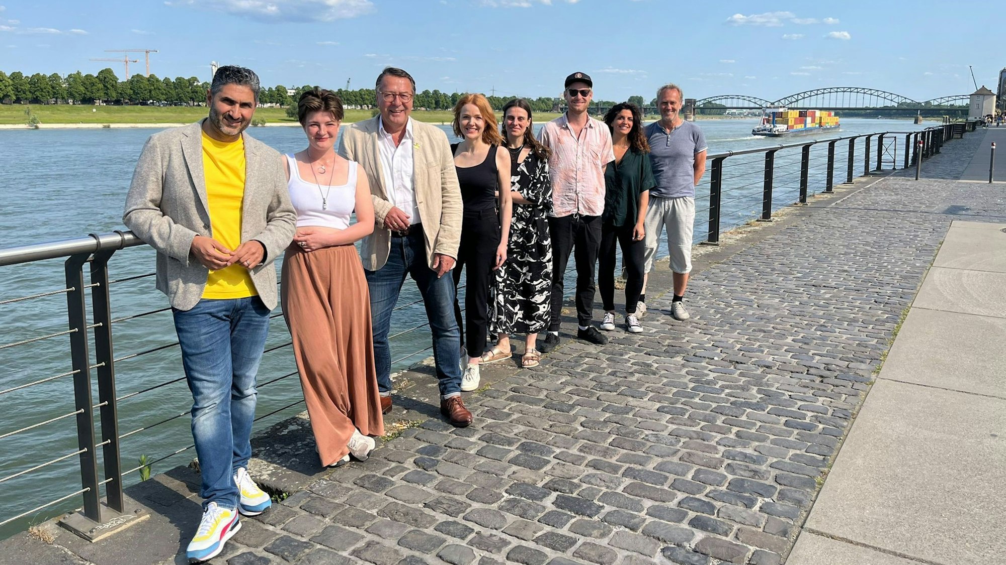Das Team hinter „Glow Up Cologne“: v. l. Bamdad Esmaili, Sophia Fritz, Hans Mörtter, Sina Kloke, Jojo Berger, Alexa-Fabienne Noell, Lara Lipsch, Oliver Gontram