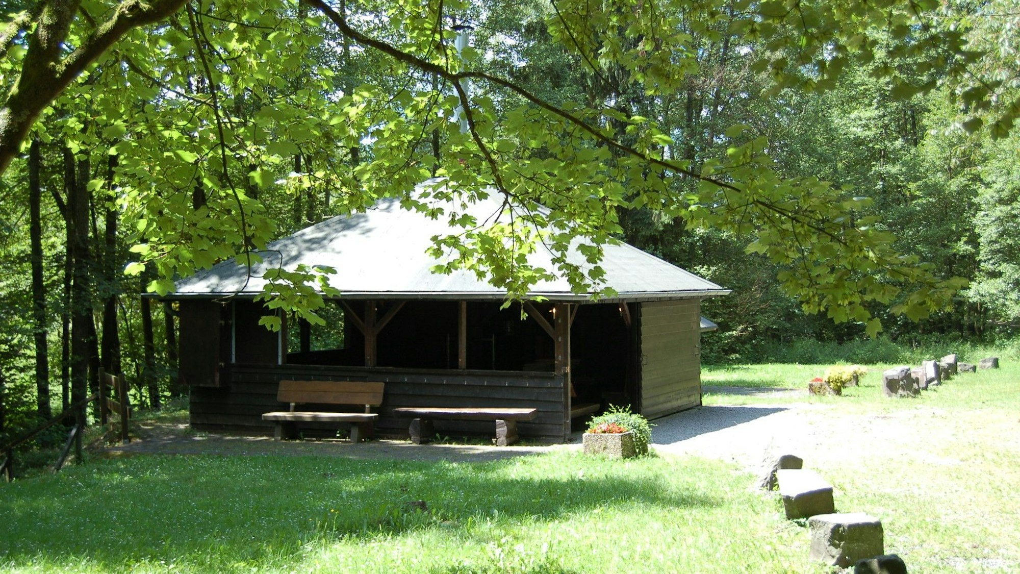 Die Grillhütte in Windfus im Sonnenlicht.