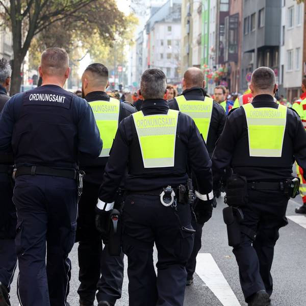 Das Bild zeigt Mitarbeiter des Ordnungsamtes auf der Zülpicher Straße.