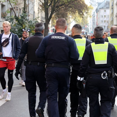 Das Bild zeigt Mitarbeiter des Ordnungsamtes auf der Zülpicher Straße.