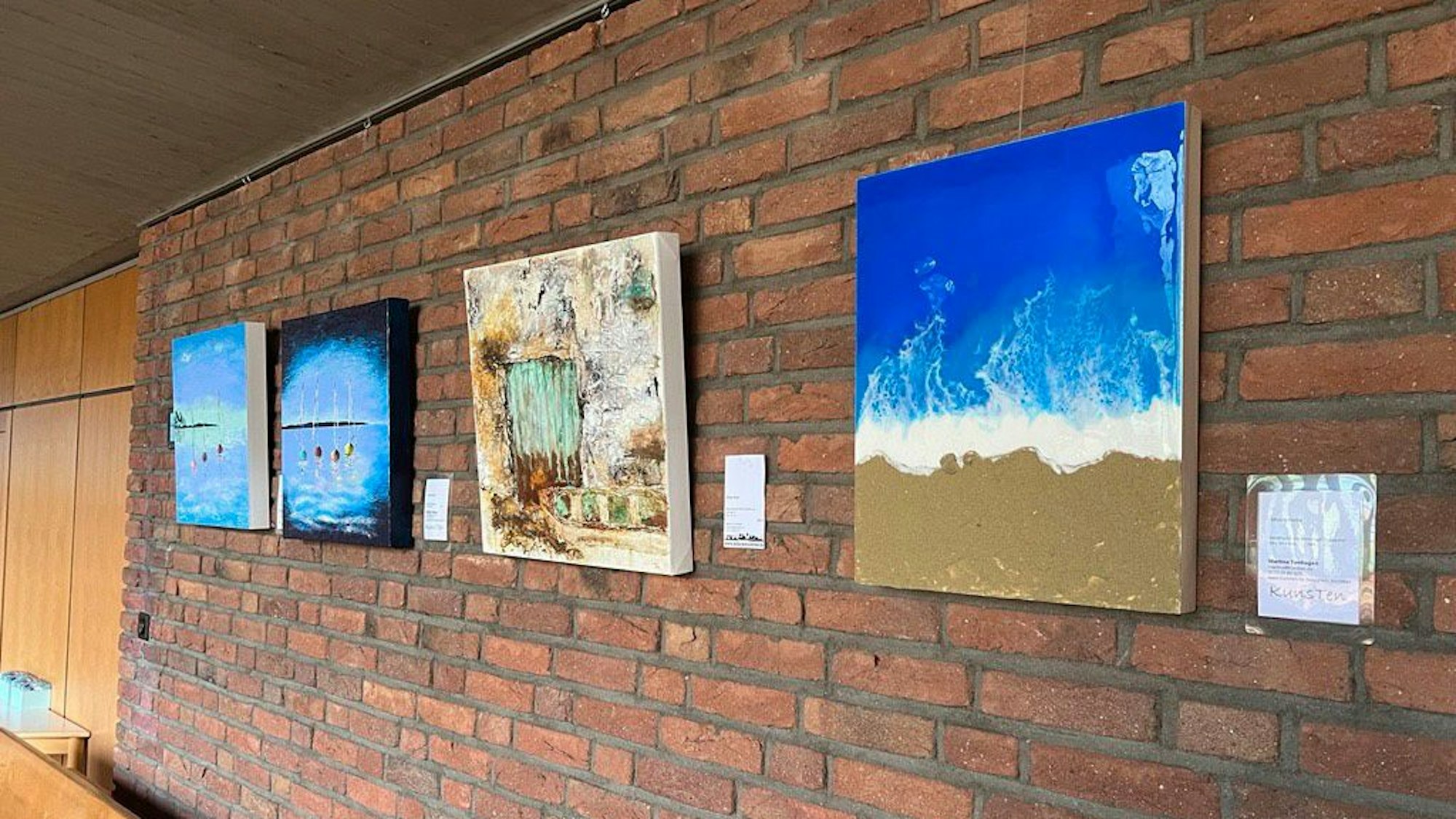 Die Ausstellung "Farbenklang" der Leverkusener Künstlerin Martina Tenhagen in der evangelischen Kirche Quettingen.