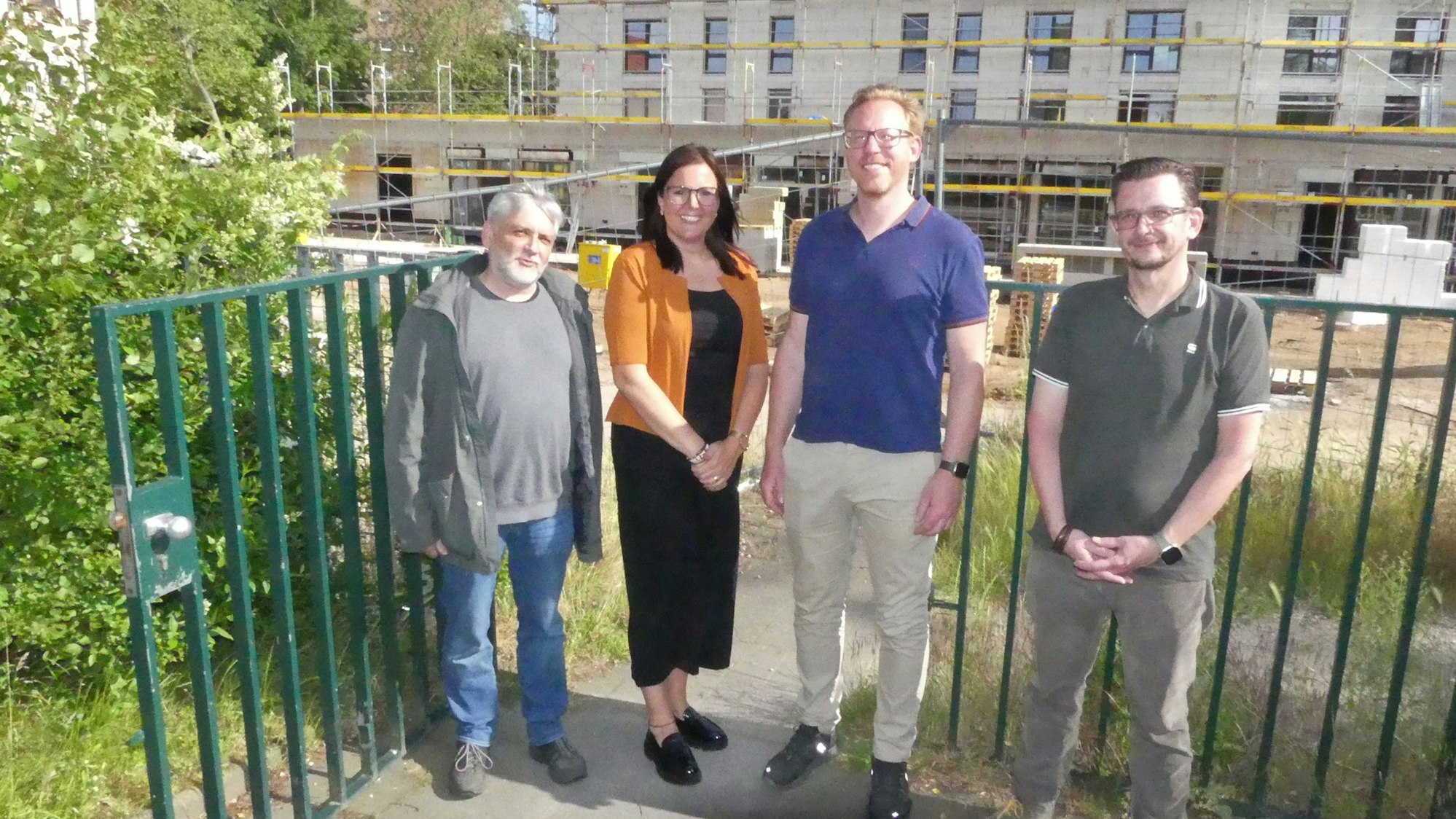 Magnus Ringhandt (v.l.) und Christina Böhm (AaK) stehen mit Thomas Hohmann und Markus Meller (SKM) vor einer Baustelle.