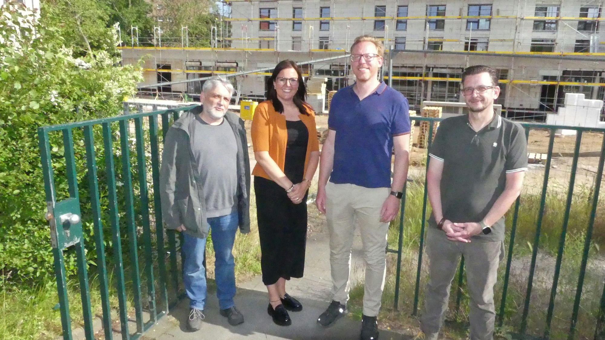 Magnus Ringhandt (v.l.) und Christina Böhm (AaK) stehen mit Thomas Hohmann und Markus Meller (SKM) vor einer Baustelle.