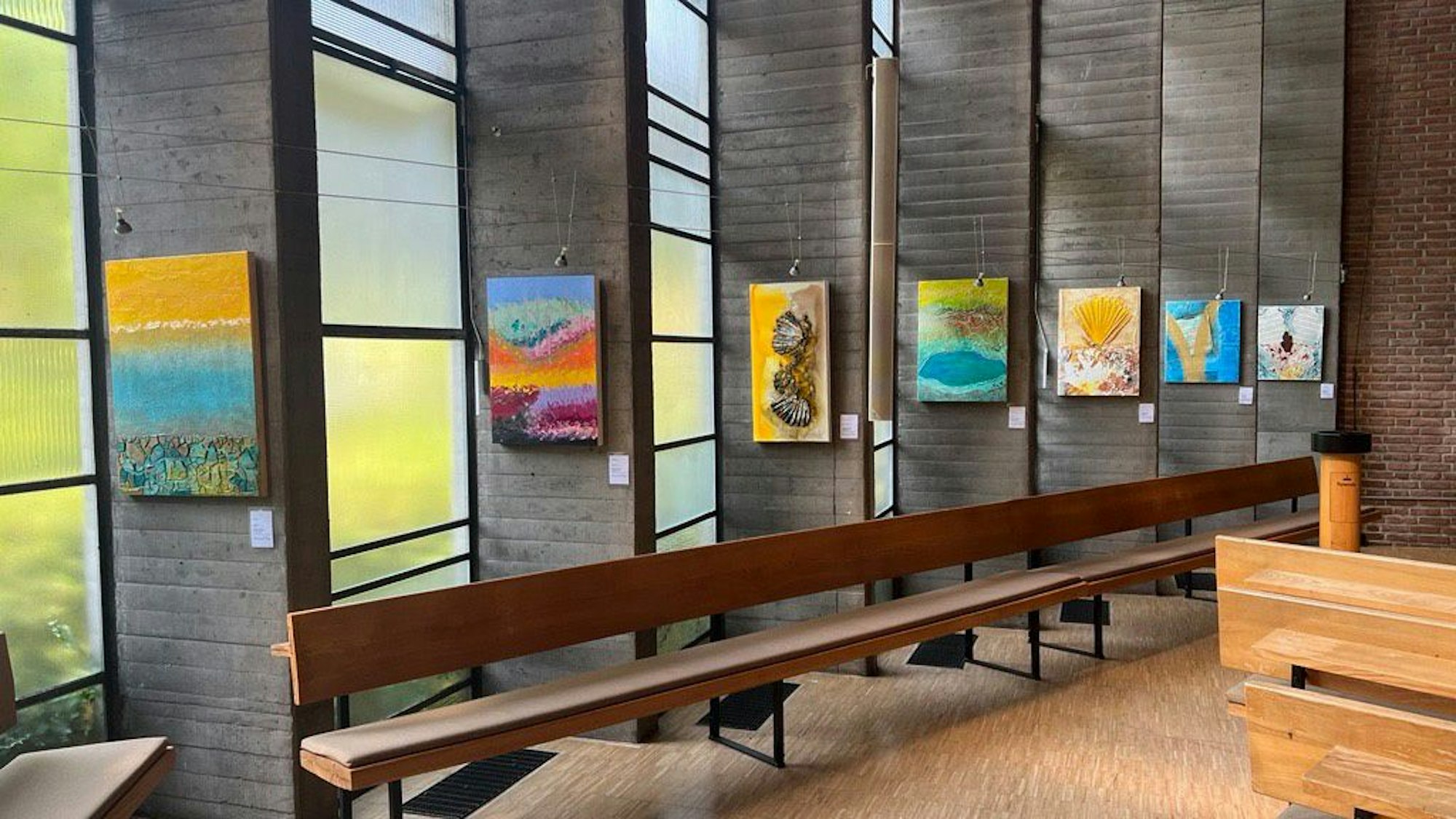 Meeresfarbtöne prägen die Ausstellung „Farbenklang“ der Leverkusener Künstlerin Martina Tenhagen in der evangelischen Kirche Quettingen.