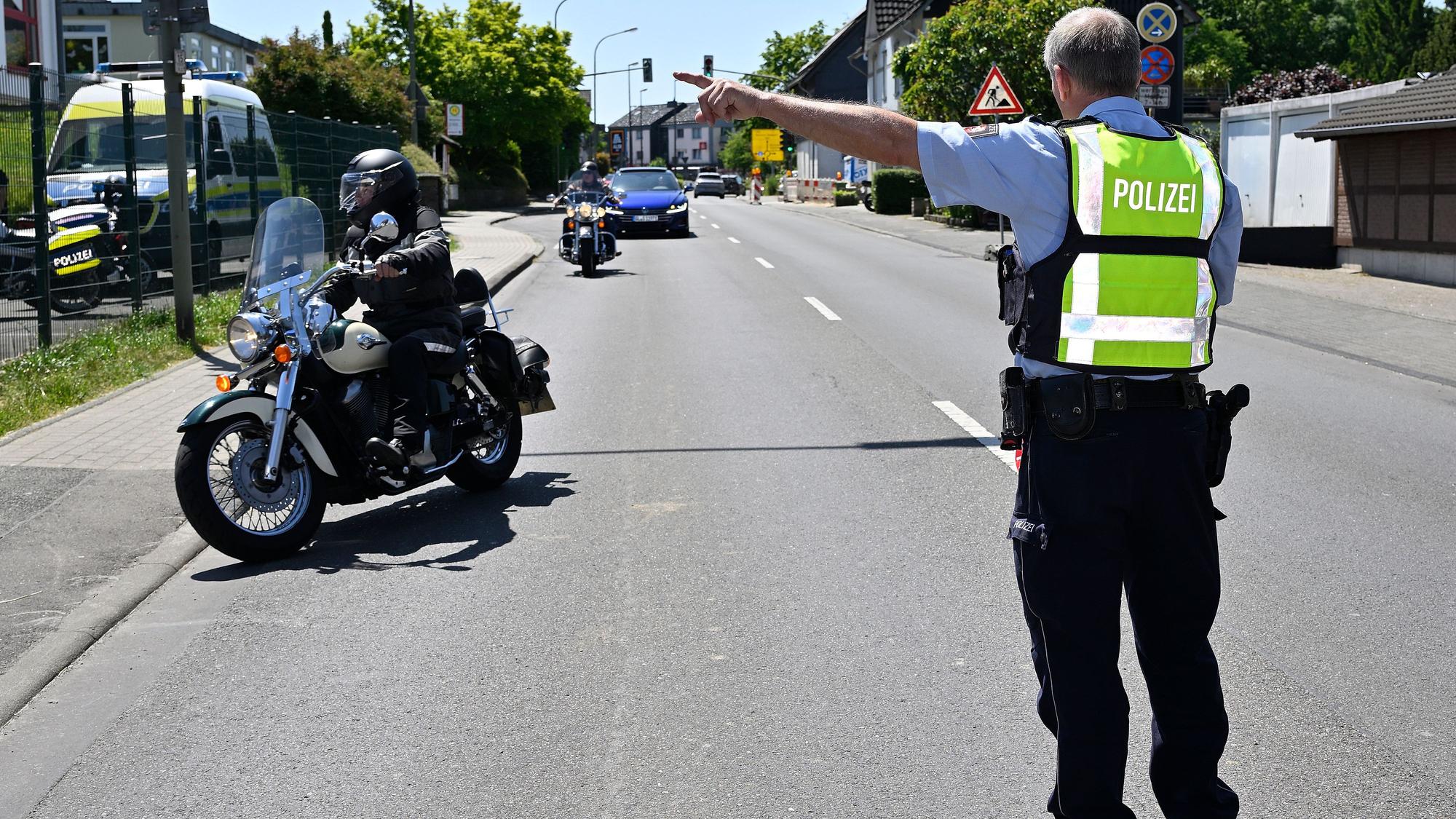 Bei „Kaffee und Knöllchen“ will die Polizei, wie hier in Kürten im Jahr 2024, mit Bikern ins Gespräch kommen.