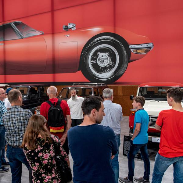 Das Foto zeigt Besucher im Toyota-Werk bei einer früheren Veranstaltung.