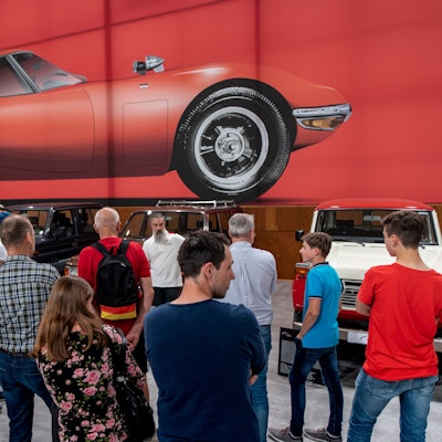 Das Foto zeigt Besucher im Toyota-Werk bei einer früheren Veranstaltung.
