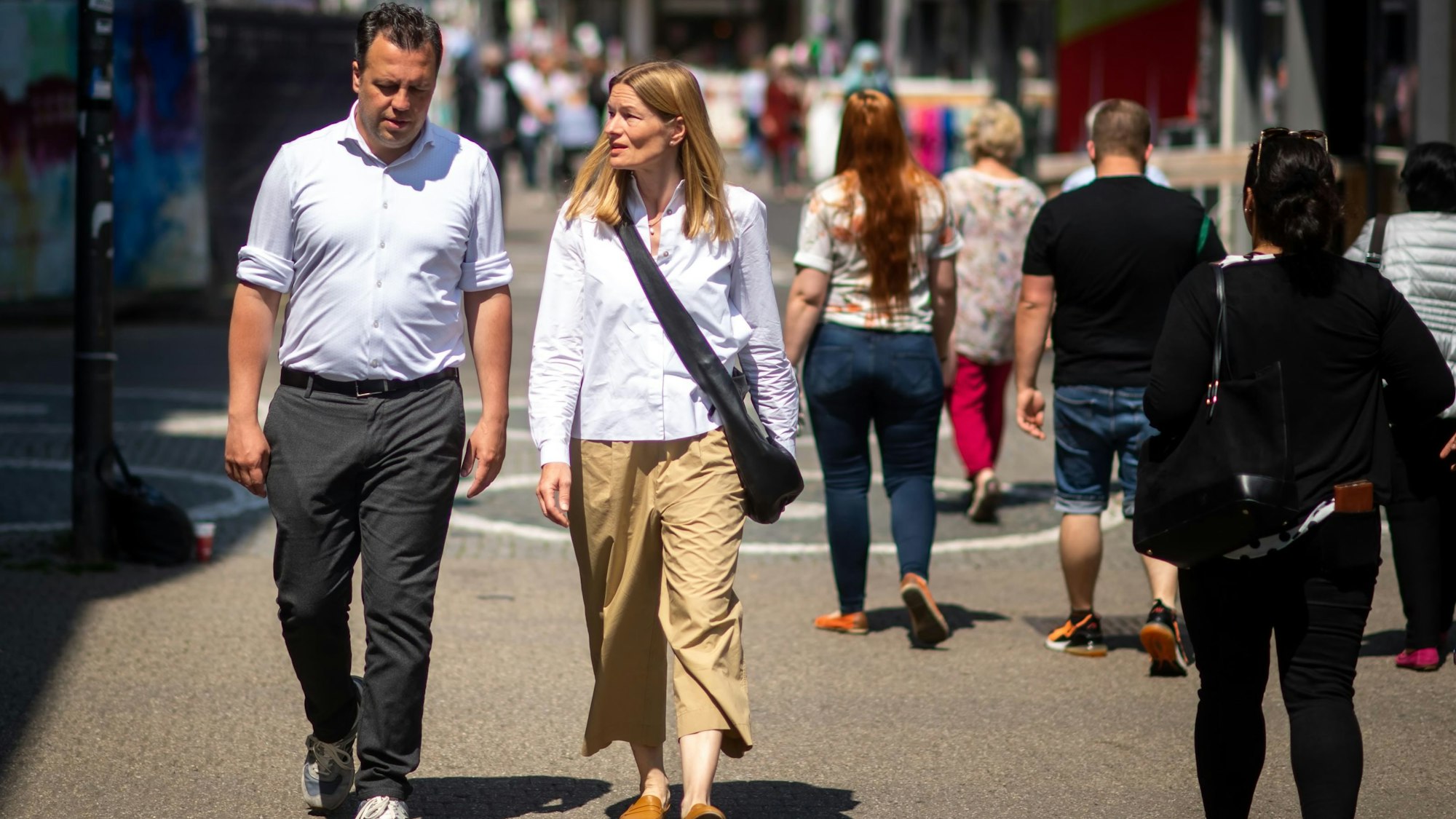 Euskirchens Bürgermeister Sacha Reichelt und Wirtschaftsförderin Tanja Gille spazieren durch die Fußgängerzone.