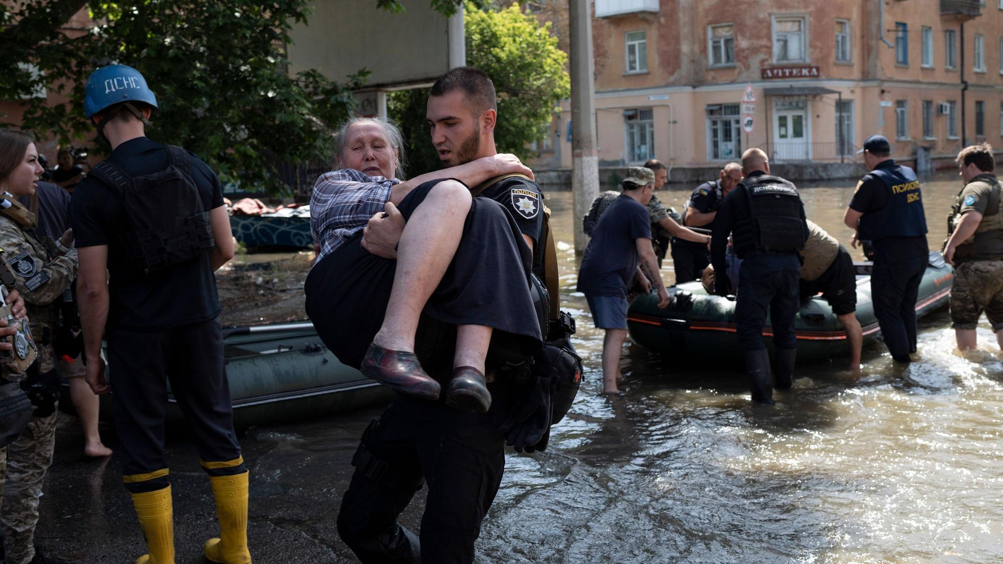 7. Juni 2023, Ukraine, Cherson: Bewohner werden aus einem überfluteten Viertel evakuiert, nachdem der Kachowka-Damm gesprengt wurde. Nach der Zerstörung des Kachowka-Staudamms in der Südukraine sind laut Angaben der russischen Besatzer im von ihnen kontrollierten Teil des Gebiets Cherson bis zu 40.000 Menschen von den schweren Überschwemmungen betroffen.
