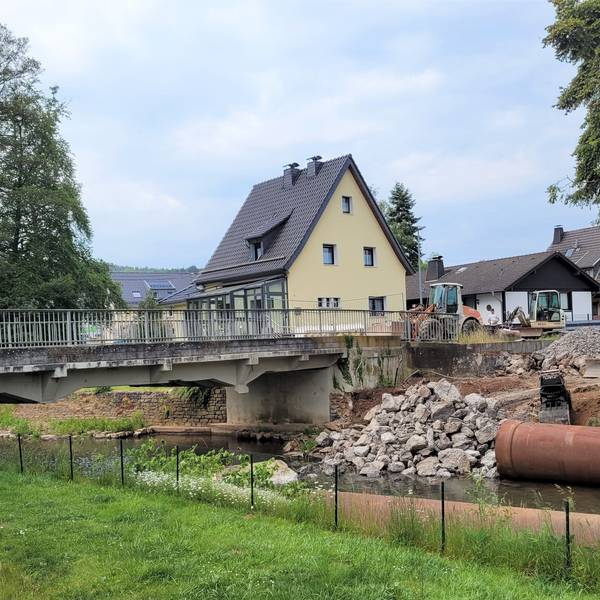 Die Brücke Weiherbenden über die Urft in Kall wurde bei der Flut 2021 beschädigt.