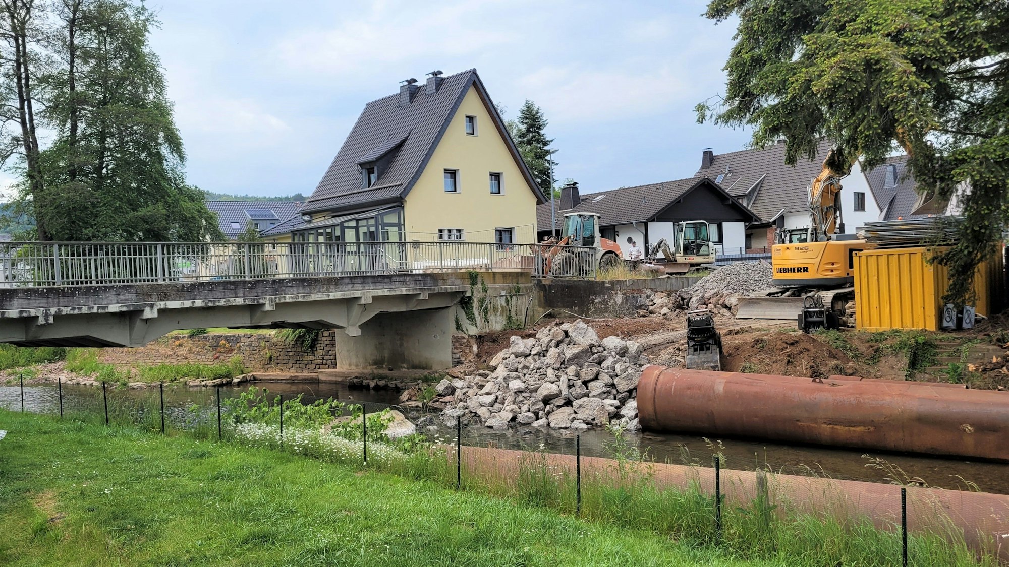 Die Brücke Weiherbenden über die Urft in Kall wurde bei der Flut 2021 beschädigt.