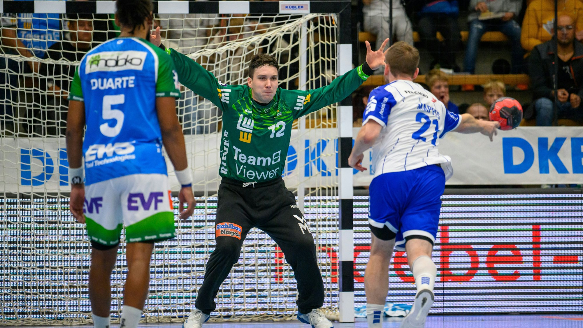 Ein Handballtorhüter ist bei einer Parade zu sehen.