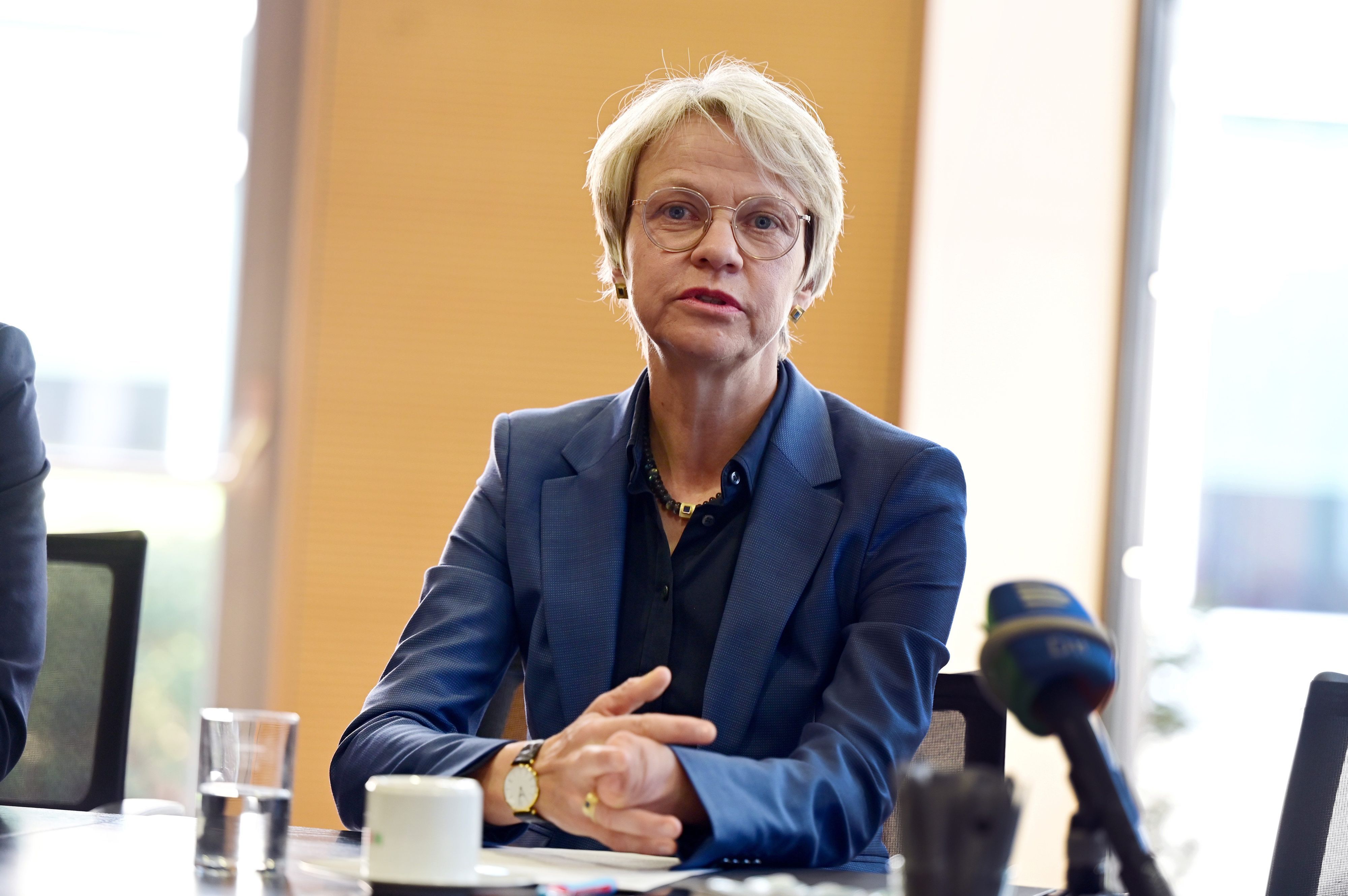 Schul- und Bildungsministerin Dorothee Feller im Pressegespräch.