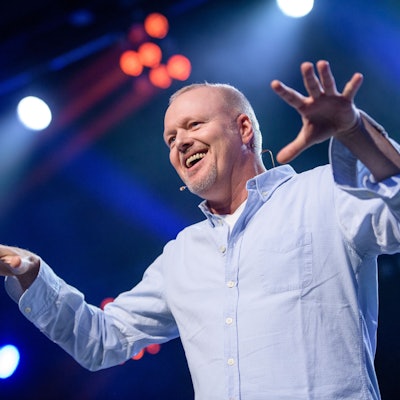 Entertainer Stefan Raab spricht bei der Eröffnung vom Unternehmensgründer- und Investorentreffen Bits & Pretzels.