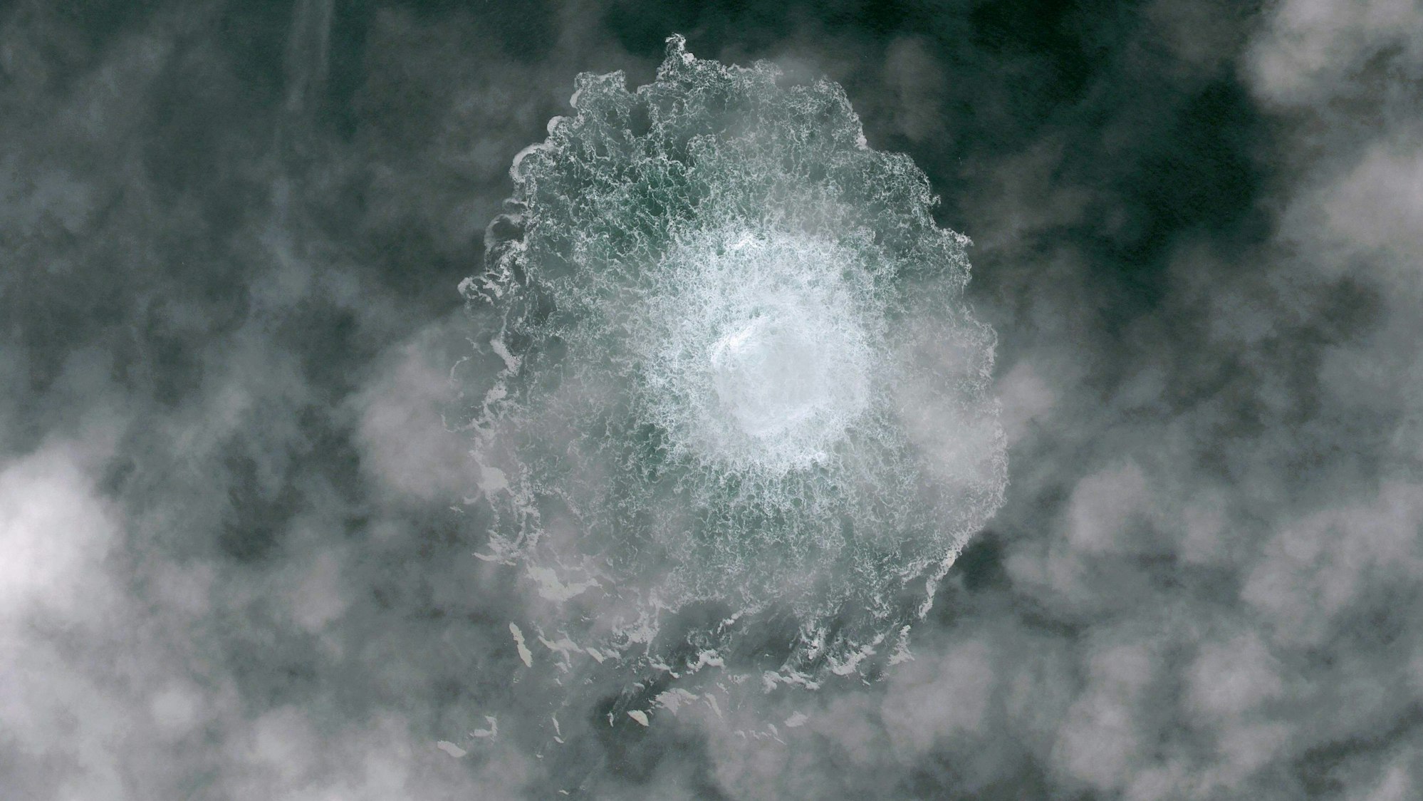 Das Nord Stream 1-Gasleck in der Ostsee, fotografiert von dem Satelliten Pléiades Neo.