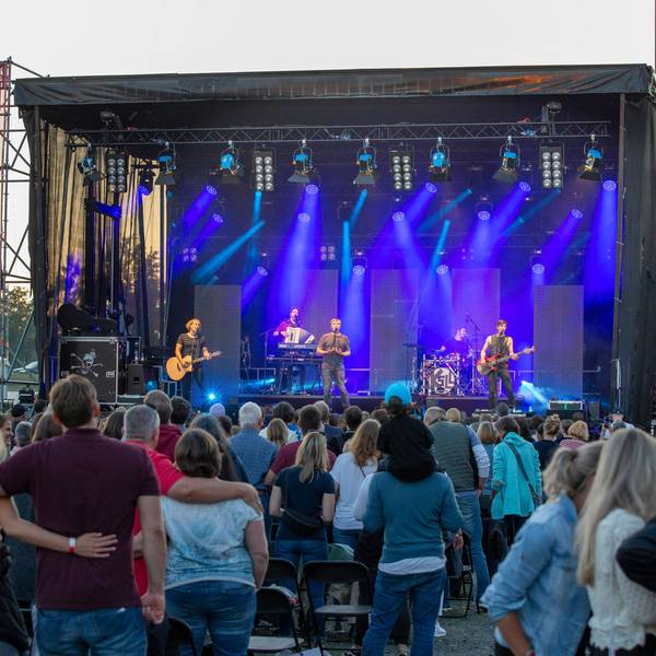 Kasalla beim „Open Airport“- Festival 2021 am Flughafen Köln/Bonn. Auch 2023 ist die Kölschband wieder dabei.
