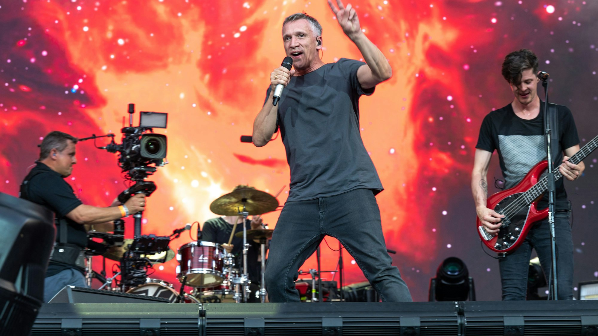 Das Bild zeigt Köln: Bastian Campmann, Sänger der Band Kasalla, bei einem Konzert im Rhein-Energie-Stadion. Foto: Uwe Weiser