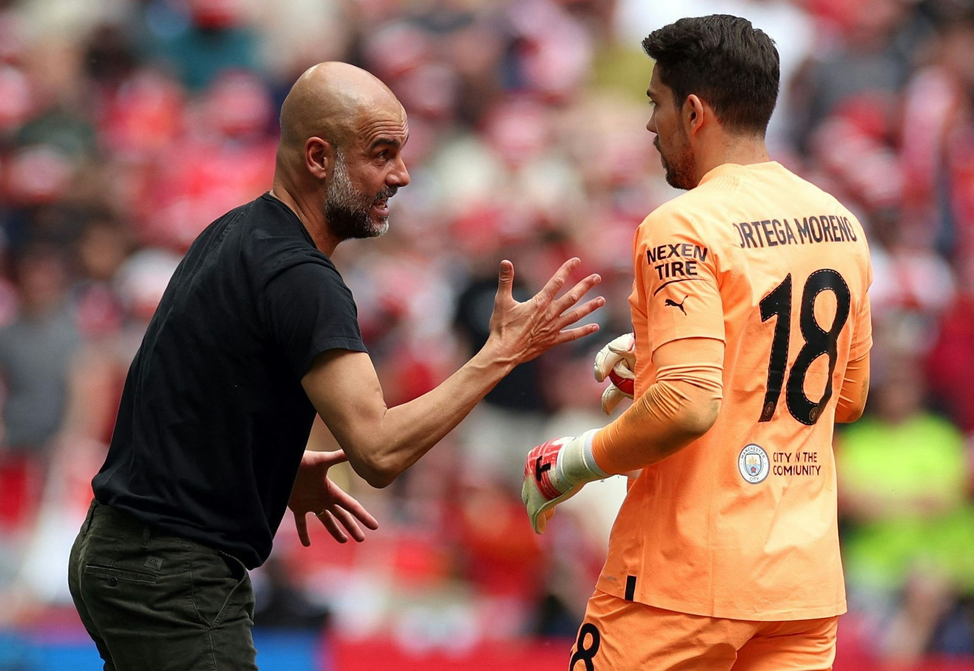 Pep Guardiola (l.), Startrainer von Manchester City, gibt dem deutschen Torhüter Stefan Ortega Anweisungen im FA-Cup-Finale gegen Manchester United.