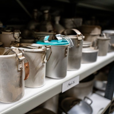 Henkelmänner in der Rollregalanlage im Depot im Bauhof Scheller