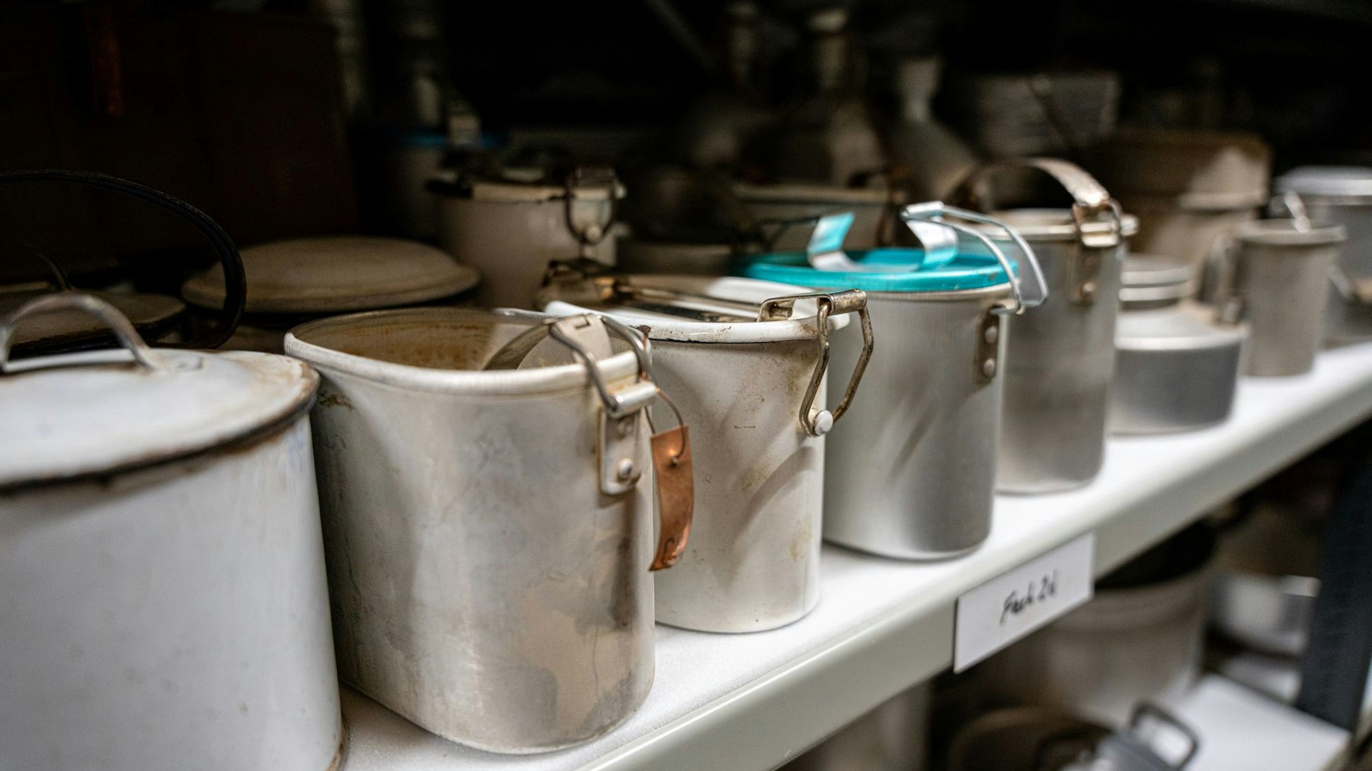 Henkelmänner in der Rollregalanlage im Depot im Bauhof Scheller