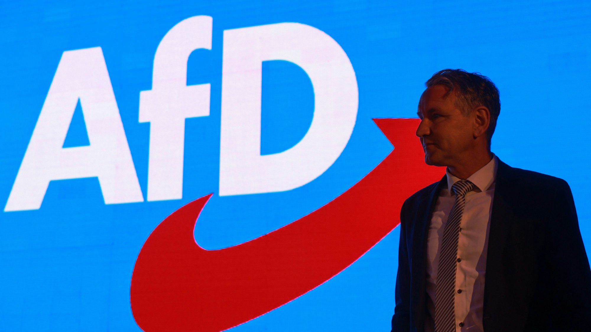 6. Mai 2023, Thüringen, Pfiffelbach: Björn Höcke, AfD-Landessprecher, steht beim Landesparteitag der Alternative für Deutschland im Hotel Pfiffelburg auf der Bühne.